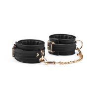  Csuklóbilincs, Liebe Seele, Wrist Cuffs, 16,5–25,5 cm állítható, fekete, vegán műbőr, párnázott, szegecselt, láncos, D-gyűrűs, gyorskioldó csattal
