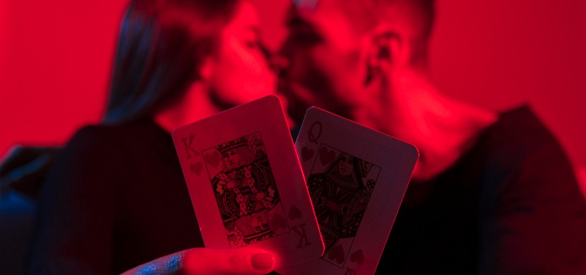 couple-holding-king-queen-hearts-playing-cards-hands_830.jpg